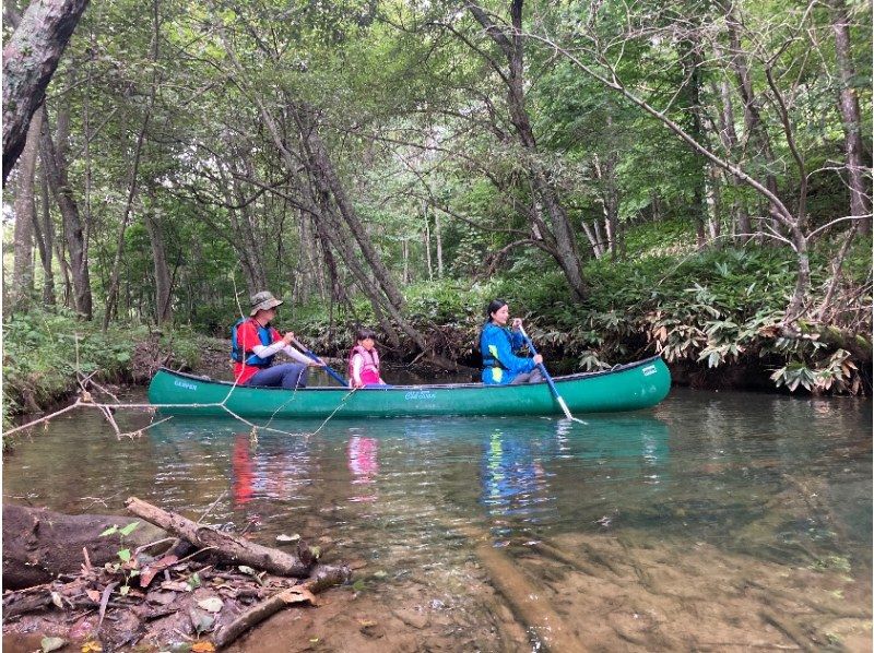 [Hokkaido, Tokachi] A unique spot at the foot of Hidaka Mountains National Park near Obihiro Airport. Exceptional transparency and location! 〈Mirror-like waters! Canadian canoeing experience〉の紹介画像