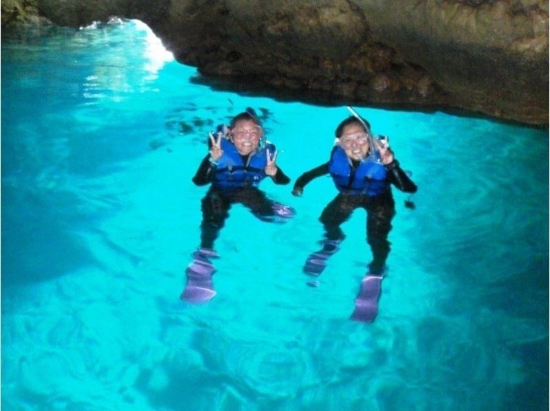 [Okinawa, Onna Village] SUP & Snorkeling | Enjoy a SUP experience and Blue Cave snorkeling all in one package! Reservations accepted for 2 people or more.の紹介画像