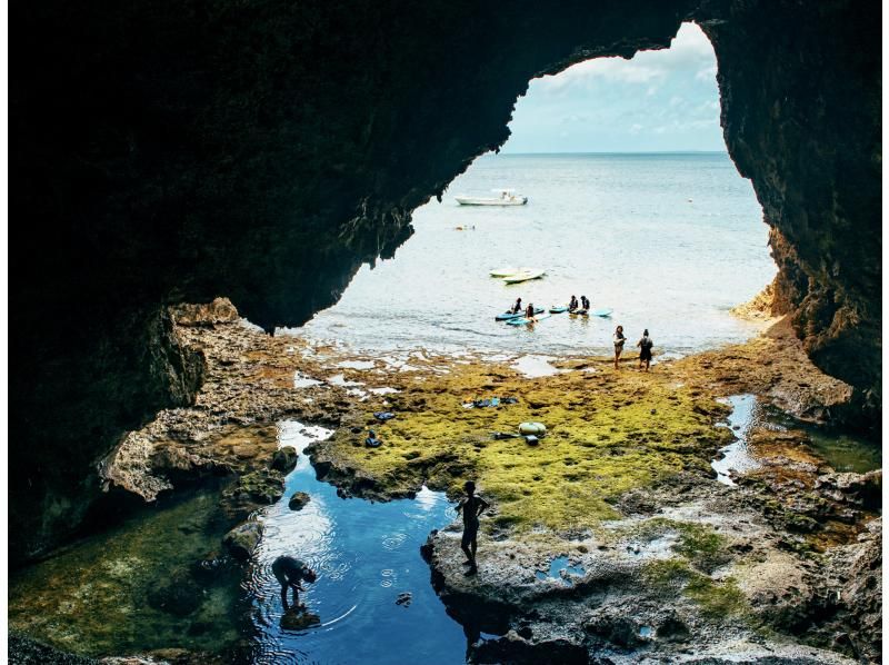 [Okinawa, Onna Village] Kayak! Blue Cave Snorkeling Adventure Tour (3 hours) Explore the coastline and head through the large cave to the Blue Cave!の紹介画像