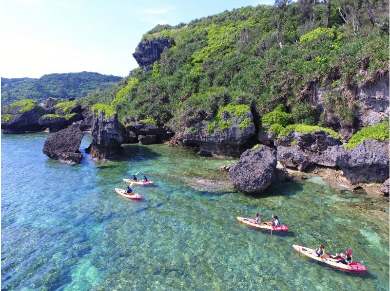 [Okinawa, Onna Village] Kayak! Blue Cave Snorkeling Adventure Tour (3 hours) Explore the coastline and head through the large cave to the Blue Cave!の紹介画像