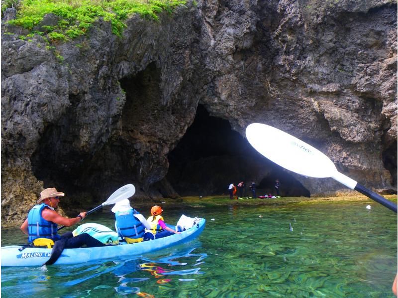 [Okinawa, Onna Village] Kayak! Blue Cave Snorkeling Adventure Tour (3 hours) Explore the coastline and head through the large cave to the Blue Cave!の紹介画像