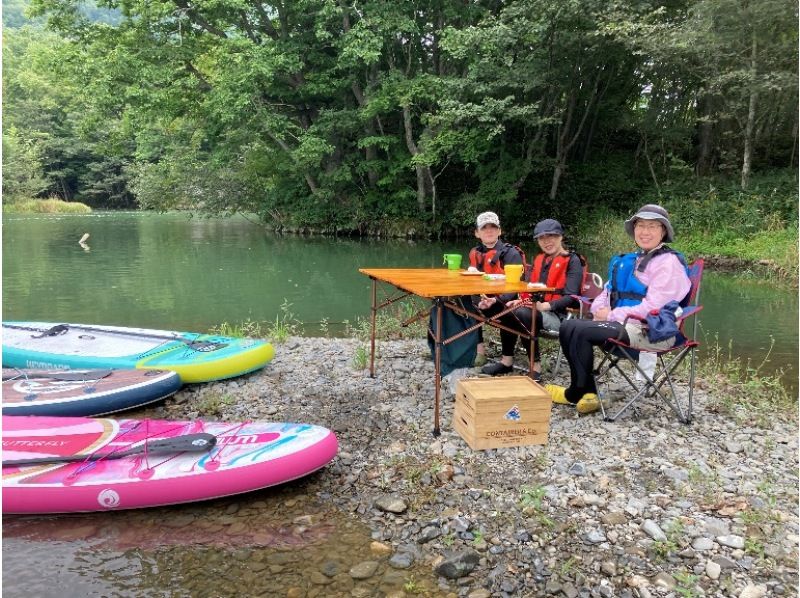 [Hokkaido, Tokachi] Near Obihiro Airport, reserved for one group! A niche spot at the foot of Hidaka Mountains National Park with outstanding transparency and location <Mirror Water SUP Stand Up Paddleboarding Experience>の紹介画像