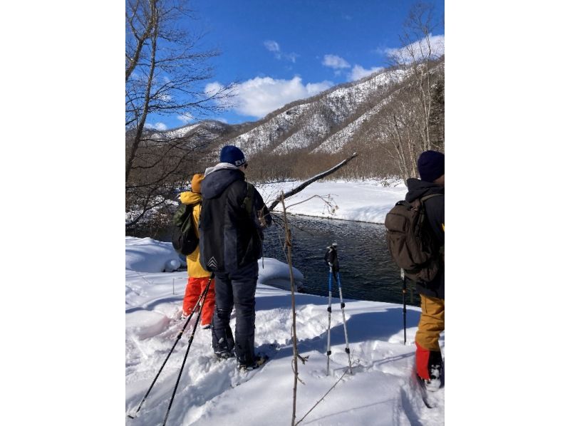 [Hokkaido, Tokachi] Snowshoeing through the forest and frozen river at the foot of the Hidaka Mountains Erimo Tokachi National Park (Ice Riverside Snowshoe Trekking)の紹介画像