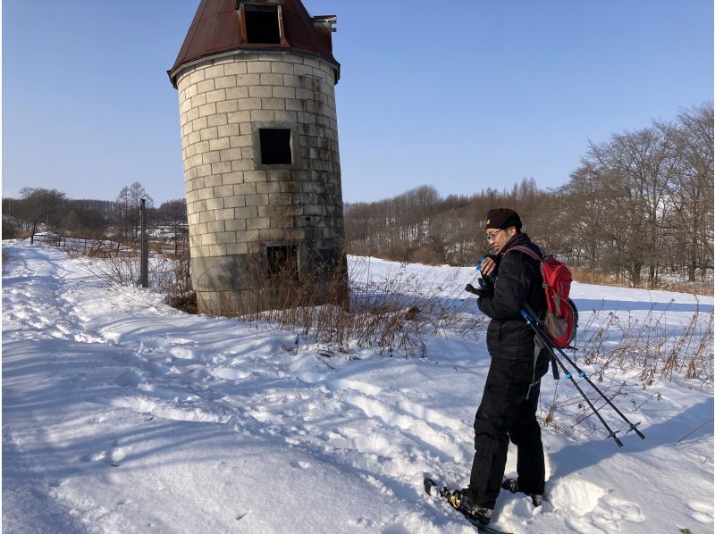 【北海道・十勝】酪農大国十勝のひろーい牧場を独り占め！スノーシューで散策〈トカニッチ・牧場スノーシュートレッキング〉の紹介画像