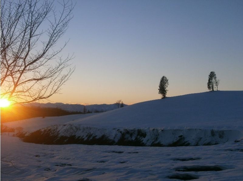 [Hokkaido, Tokachi] Have the vast ranch of Tokachi, the dairy powerhouse, all to yourself! Snowshoe walk (Tokanich Ranch Snowshoe Trekking)の紹介画像