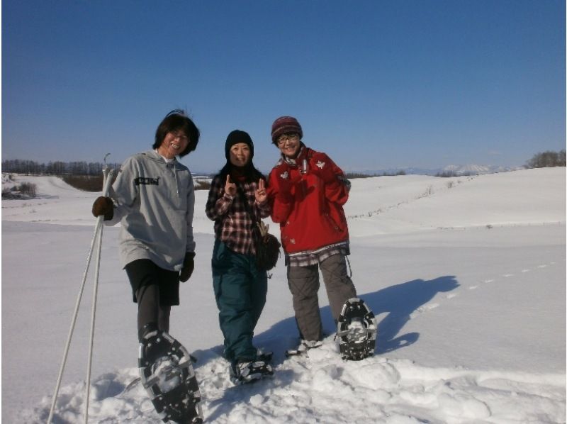 [Hokkaido, Tokachi] Have the vast ranch of Tokachi, the dairy powerhouse, all to yourself! Snowshoe walk (Tokanich Ranch Snowshoe Trekking)の紹介画像