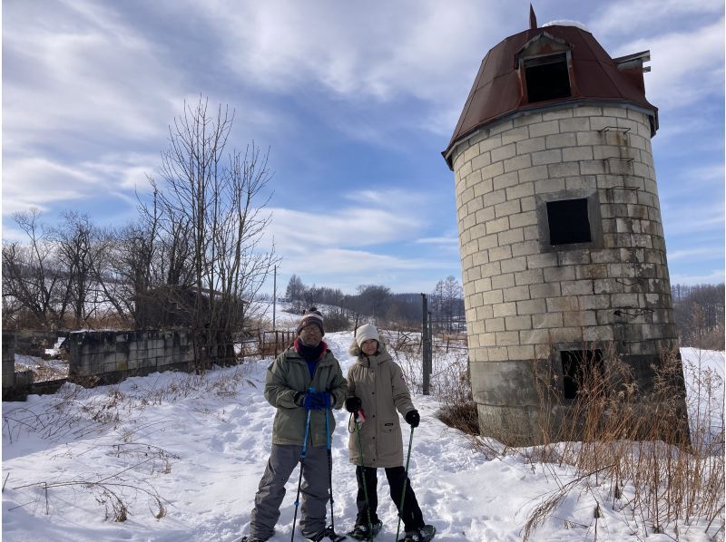 【北海道・十勝】酪農大国十勝のひろーい牧場を独り占め！スノーシューで散策〈トカニッチ・牧場スノーシュートレッキング〉の紹介画像