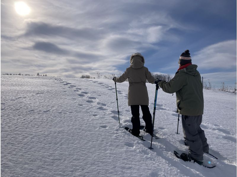 【北海道・十勝】酪農大国十勝のひろーい牧場を独り占め！スノーシューで散策〈トカニッチ・牧場スノーシュートレッキング〉の紹介画像