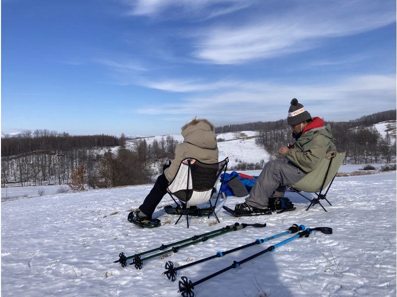 【北海道・十勝】酪農大国十勝のひろーい牧場を独り占め！スノーシューで散策〈トカニッチ・牧場スノーシュートレッキング〉の紹介画像