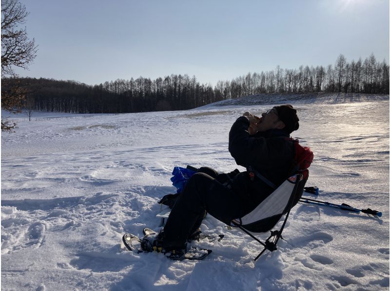 【北海道・十勝】酪農大国十勝のひろーい牧場を独り占め！スノーシューで散策〈トカニッチ・牧場スノーシュートレッキング〉の紹介画像