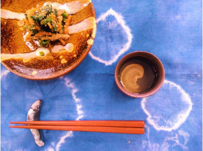 【静岡・熱海】ぐい飲みと手ぬぐい絞り染めが同時に体験できるセットコース！「ぐい吞みと藍染コース」の紹介画像