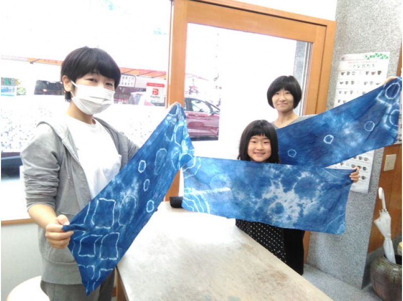 【静岡・熱海】ぐい飲みと手ぬぐい絞り染めが同時に体験できるセットコース！「ぐい吞みと藍染コース」の紹介画像