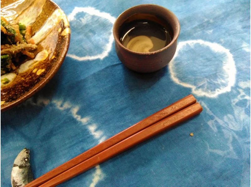 【静岡・熱海】ぐい飲みと手ぬぐい絞り染めが同時に体験できるセットコース！「ぐい吞みと藍染コース」の紹介画像