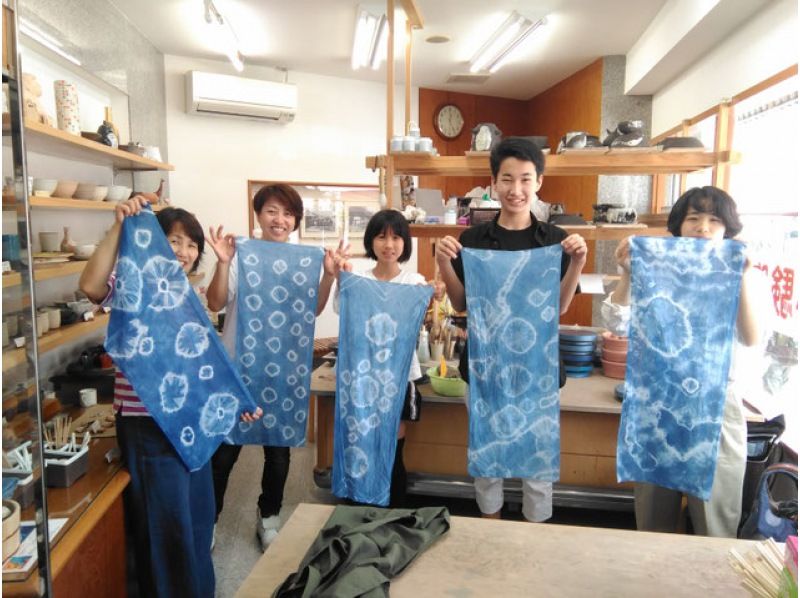 【静岡・熱海】ぐい飲みと手ぬぐい絞り染めが同時に体験できるセットコース！「ぐい吞みと藍染コース」の紹介画像