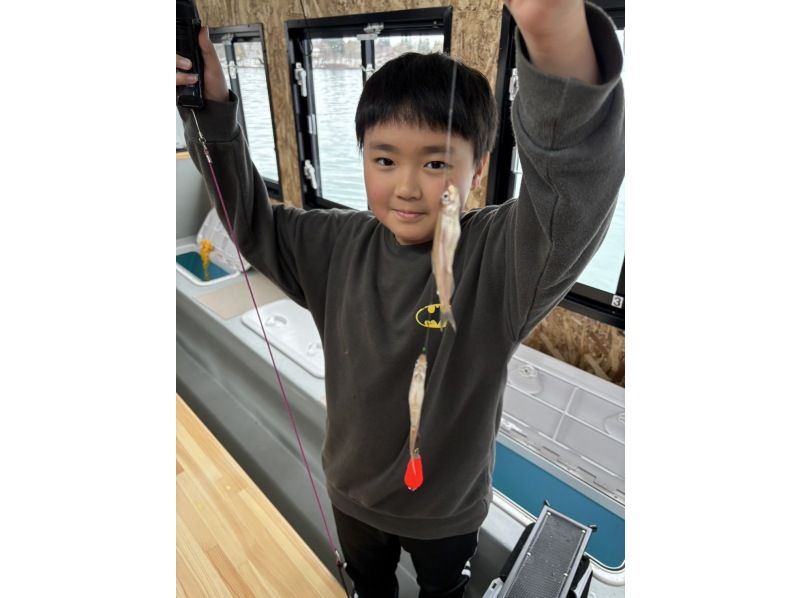 [อาคิตะ คาซูโนะ] ครั้งแรกในโทโฮคุ! สัมผัสประสบการณ์ตกปลาเยือกแข็งบนเรือโดมแสนสบายแม้ในฤดูหนาวの紹介画像