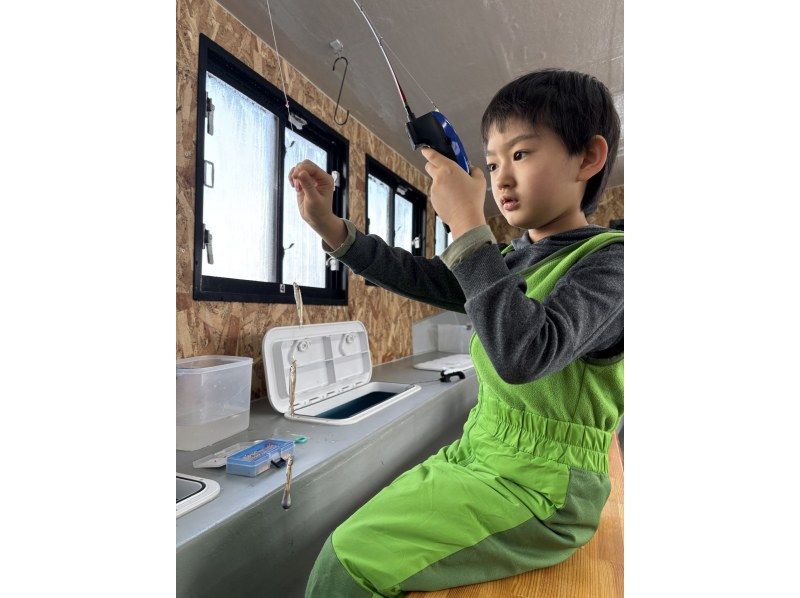 [อาคิตะ คาซูโนะ] ครั้งแรกในโทโฮคุ! สัมผัสประสบการณ์ตกปลาเยือกแข็งบนเรือโดมแสนสบายแม้ในฤดูหนาวの紹介画像