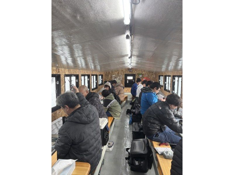 [อาคิตะ คาซูโนะ] ครั้งแรกในโทโฮคุ! สัมผัสประสบการณ์ตกปลาเยือกแข็งบนเรือโดมแสนสบายแม้ในฤดูหนาวの紹介画像