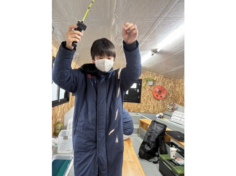 [อาคิตะ คาซูโนะ] ครั้งแรกในโทโฮคุ! สัมผัสประสบการณ์ตกปลาเยือกแข็งบนเรือโดมแสนสบายแม้ในฤดูหนาวの紹介画像