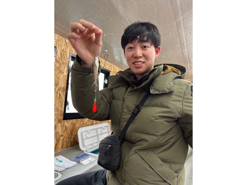 [อาคิตะ คาซูโนะ] ครั้งแรกในโทโฮคุ! สัมผัสประสบการณ์ตกปลาเยือกแข็งบนเรือโดมแสนสบายแม้ในฤดูหนาวの紹介画像