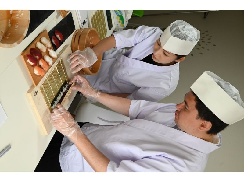 【北海道，札幌】歡迎初學者！與壽司師傅一起享受輕鬆愉快的壽司製作體驗，感受日本文化！の紹介画像