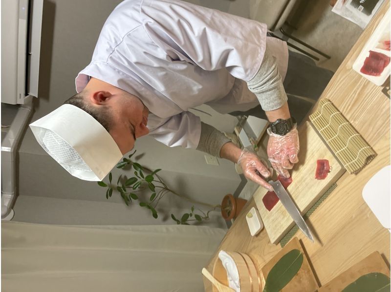 【北海道，札幌】歡迎初學者！與壽司師傅一起享受輕鬆愉快的壽司製作體驗，感受日本文化！の紹介画像