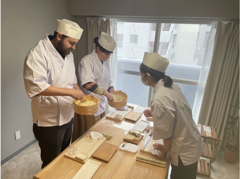 【北海道，札幌】歡迎初學者！與壽司師傅一起享受輕鬆愉快的壽司製作體驗，感受日本文化！の紹介画像
