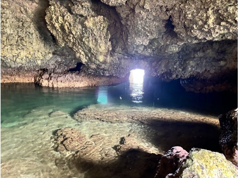 【沖縄の素顔に触れる地元ガイドと行く特別な海時間】ビーチ洞窟探検&シュノーケル⭐️穏やかな海で初心者大歓迎‼️タオルサンダル写真動画無料❤️の紹介画像