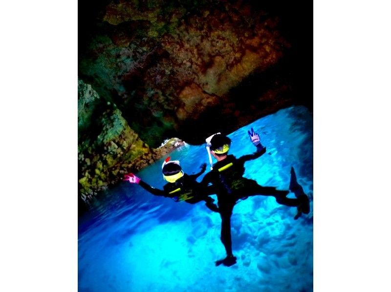 【沖縄の素顔に触れる地元ガイドと行く特別な海時間】ビーチ洞窟探検&シュノーケル⭐️穏やかな海で初心者大歓迎‼️タオルサンダル写真動画無料❤️の紹介画像