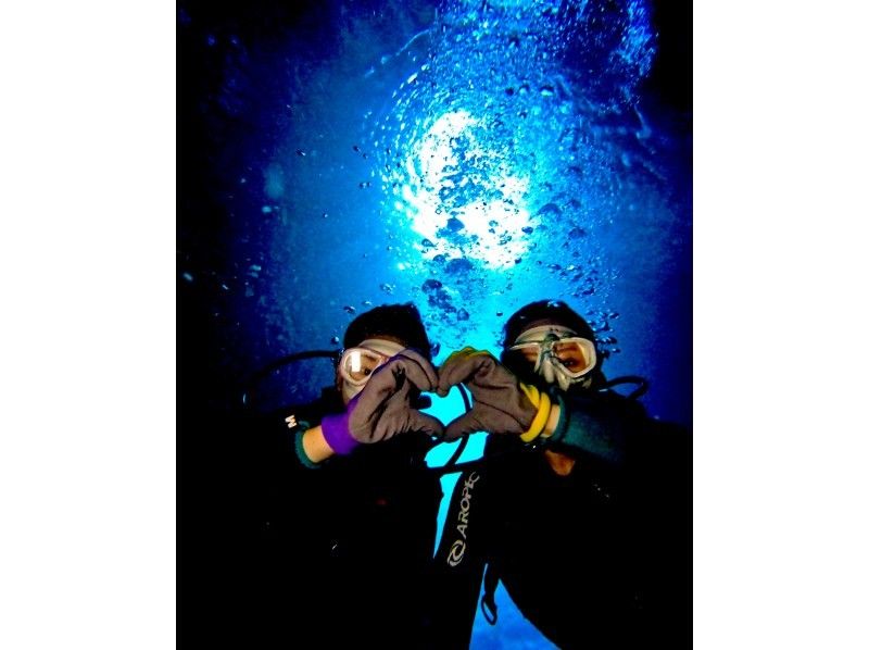 1組貸切【地元ガイドと特別な海体験】シュノーケル&bull;ビーチ洞窟探検／写真動画取り放題付き／即スマホへ／追加料金なし／穏やかな海で初心者も安心の紹介画像