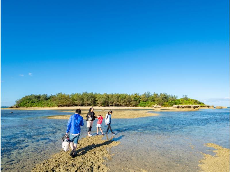 【沖縄・恩納村】早朝！歩いて行く無人島ツアー【1組限定】美しい浅瀬に広がる天然の水族館│＊水着不要＊泳がなくても！どなたでも楽しめますの紹介画像