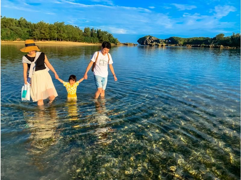【沖縄・恩納村】早朝！歩いて行く無人島ツアー【1組限定】美しい浅瀬に広がる天然の水族館│＊水着不要＊泳がなくても！どなたでも楽しめますの紹介画像