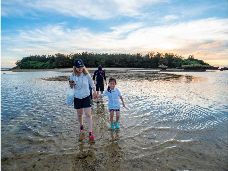 【沖縄・恩納村】サンセット！歩いて行く無人島ツアー｜美しい浅瀬に広がる天然の水族館│水着不要＊泳がなくても！楽しめますの紹介画像