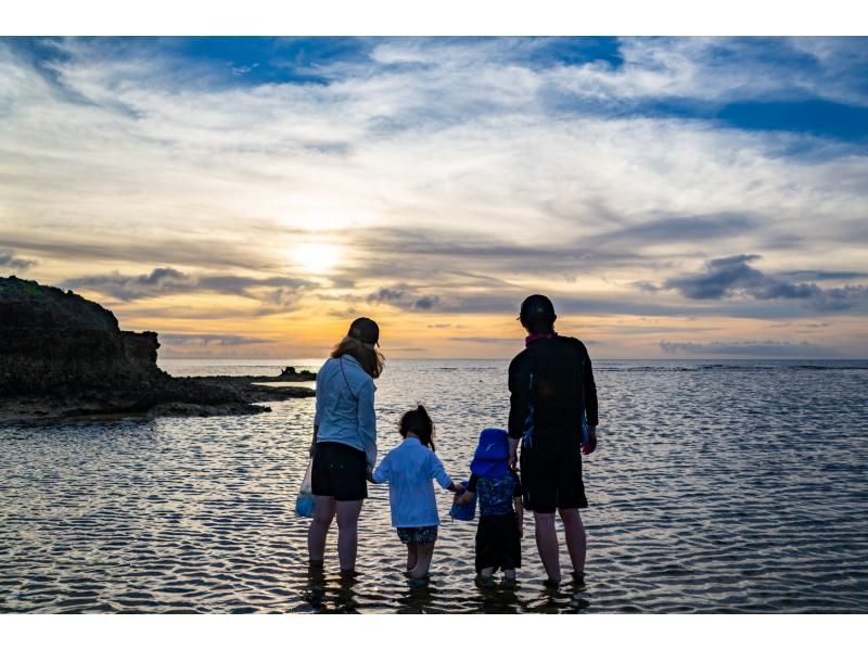 【沖縄・恩納村】サンセット！歩いて行く無人島ツアー｜美しい浅瀬に広がる天然の水族館│水着不要＊泳がなくても！楽しめますの紹介画像