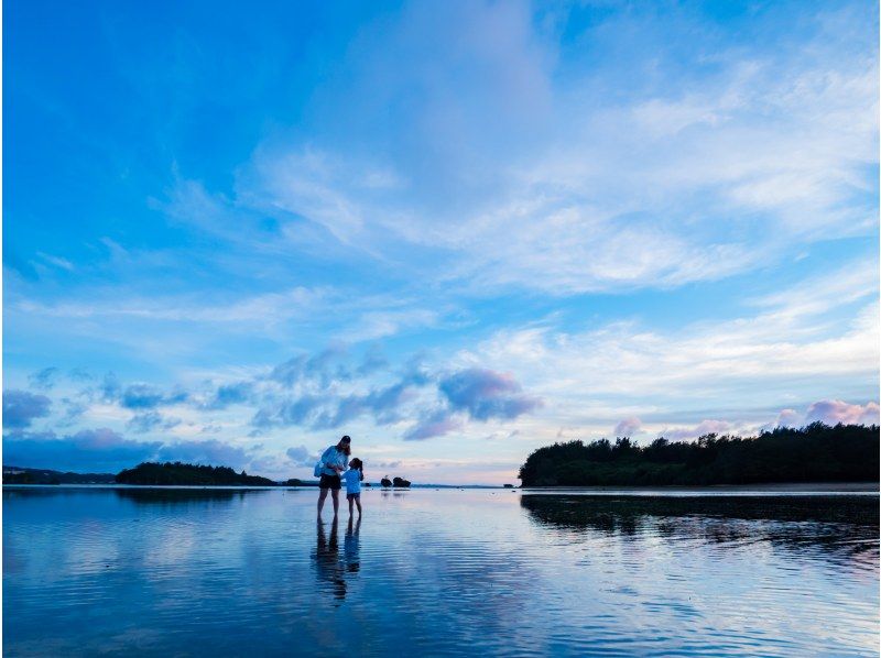 【沖縄・恩納村】サンセット！歩いて行く無人島ツアー｜美しい浅瀬に広がる天然の水族館│水着不要＊泳がなくても！楽しめますの紹介画像