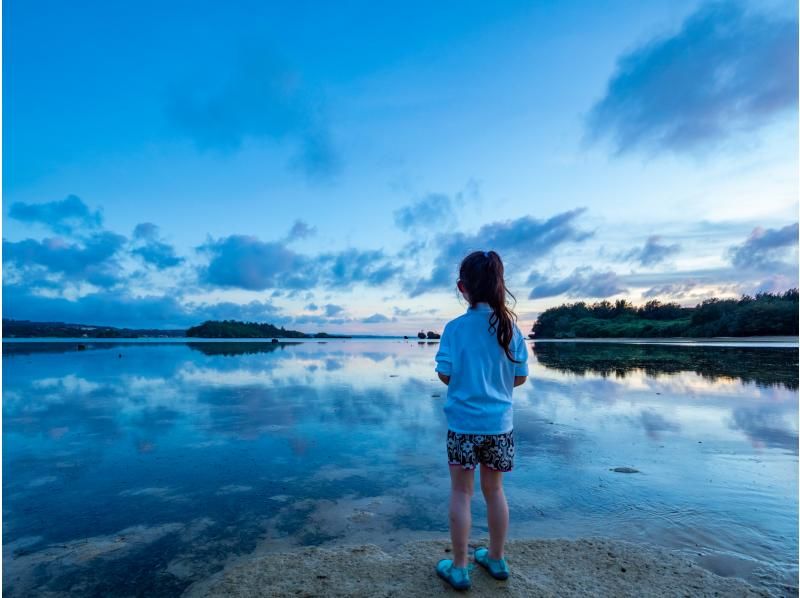 【沖縄・恩納村】サンセット！歩いて行く無人島ツアー｜美しい浅瀬に広がる天然の水族館│水着不要＊泳がなくても！楽しめますの紹介画像