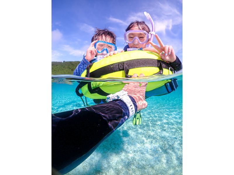 宮古島／送迎可能【1組限定/1歳からOK】ベビーシッター同行！完全貸切でプライベートウミガメシュノーケリング！｜高画質写真データ増量！の紹介画像