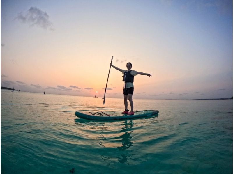 【宮古島/夕方】1.5時間！半額以下のOPENセール中！☆ 茜色に染まるSUPクルージング・当日予約OK！《写真データ無料プレゼント》の紹介画像