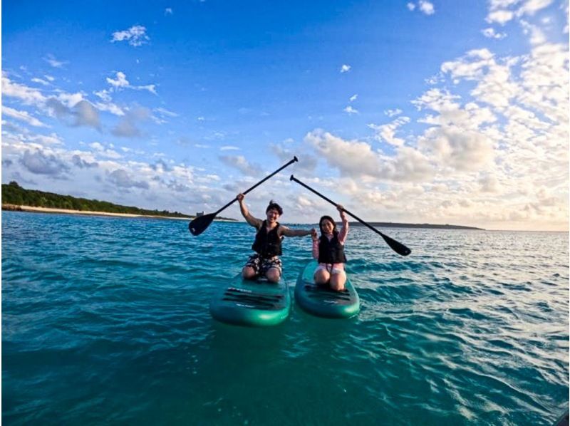 【宮古島/夕方】1.5時間！半額以下のOPENセール中！☆ 茜色に染まるSUPクルージング・当日予約OK！《写真データ無料プレゼント》の紹介画像