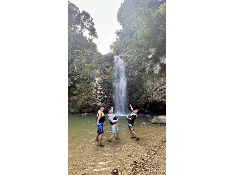 [Okinawa, Central and Northern] Waterfall trekkingの紹介画像