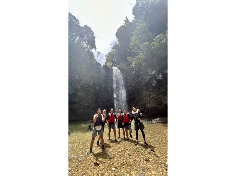 [Okinawa, Central and Northern] Waterfall trekkingの紹介画像