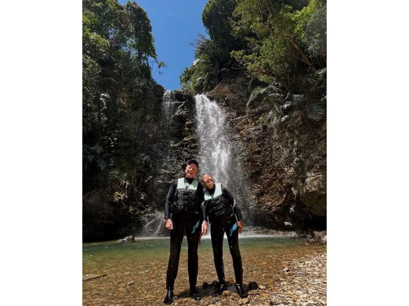 [Okinawa, Central and Northern] Waterfall trekkingの紹介画像