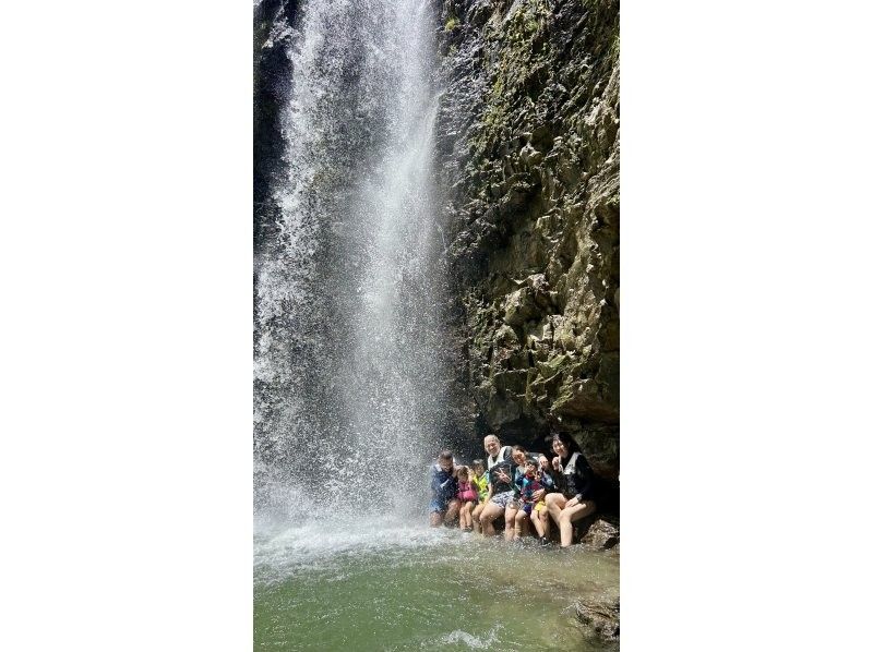 [Okinawa, Central and Northern] Waterfall trekkingの紹介画像