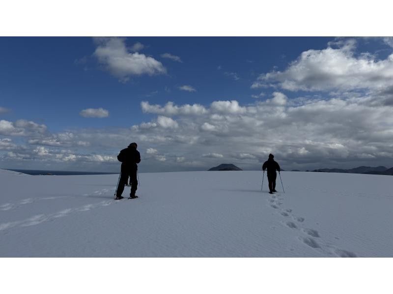 【鳥取・鳥取市】スノーシューを使って白銀の鳥取砂丘をガイドと一緒にo砂n歩（おさんぽ）しよう！の紹介画像