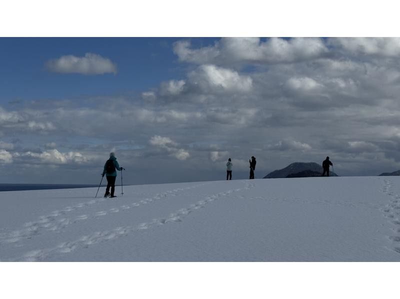 【鳥取・鳥取市】スノーシューを使って白銀の鳥取砂丘をガイドと一緒にo砂n歩（おさんぽ）しよう！の紹介画像