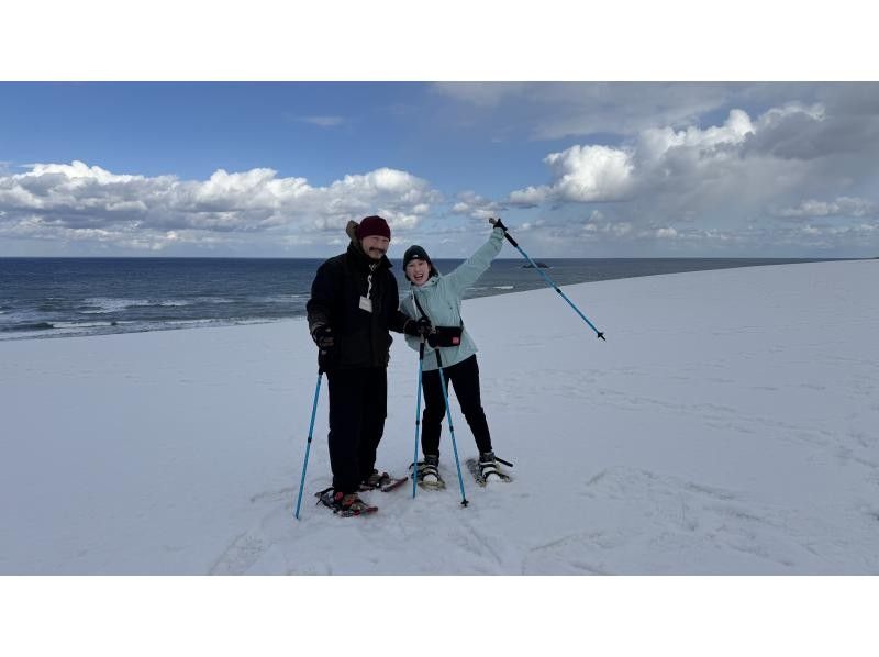 【鳥取・鳥取市】スノーシューを使って白銀の鳥取砂丘をガイドと一緒にo砂n歩（おさんぽ）しよう！の紹介画像