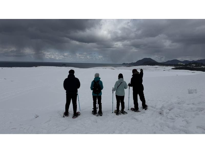 【鳥取・鳥取市】スノーシューを使って白銀の鳥取砂丘をガイドと一緒にo砂n歩（おさんぽ）しよう！の紹介画像