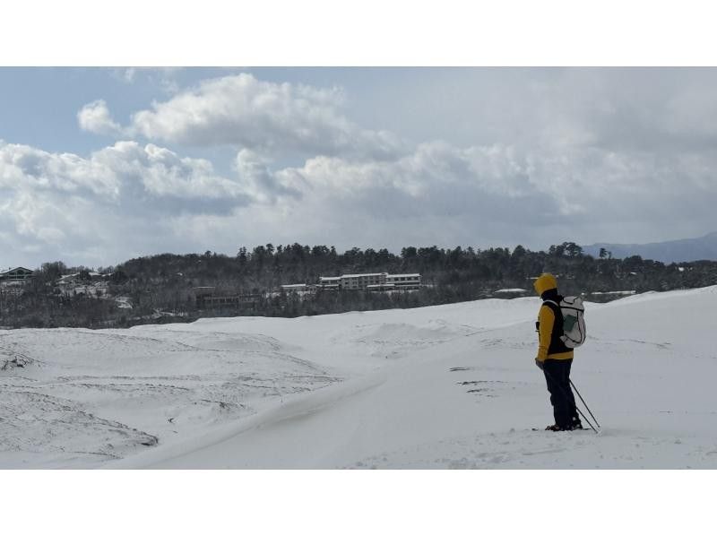 【鳥取・鳥取市】スノーシューを使って白銀の鳥取砂丘をガイドと一緒にo砂n歩（おさんぽ）しよう！の紹介画像