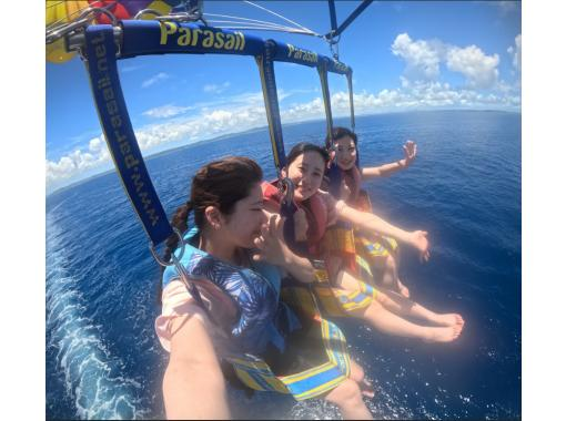 【沖縄・南城】卒業旅行!春休み先取りプラン♪最長200m!カップル・友達同士におすすめ!VIVAパラセーリング!絶景の海を空中から一望! 【沖縄・南城】卒業旅行!春休み先取りプラン♪最長200m!カップル・友達同士におすすめ!VIVAパラセーリング!絶景の海を空中から一望!
