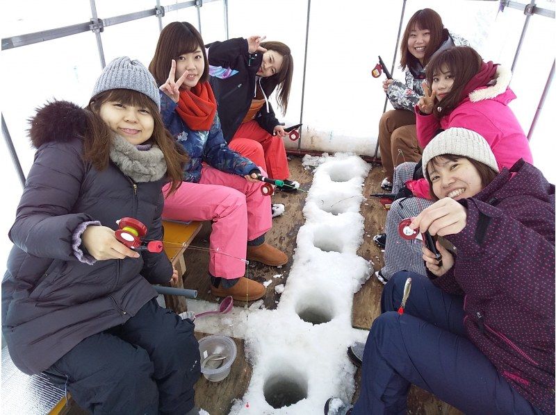 [Hokkaido, Sapporo] Ice fishing for smelt in your own car! Includes tempura! Separate flush toilets for men and women and a warm rest hut! Safe for women and children!の紹介画像