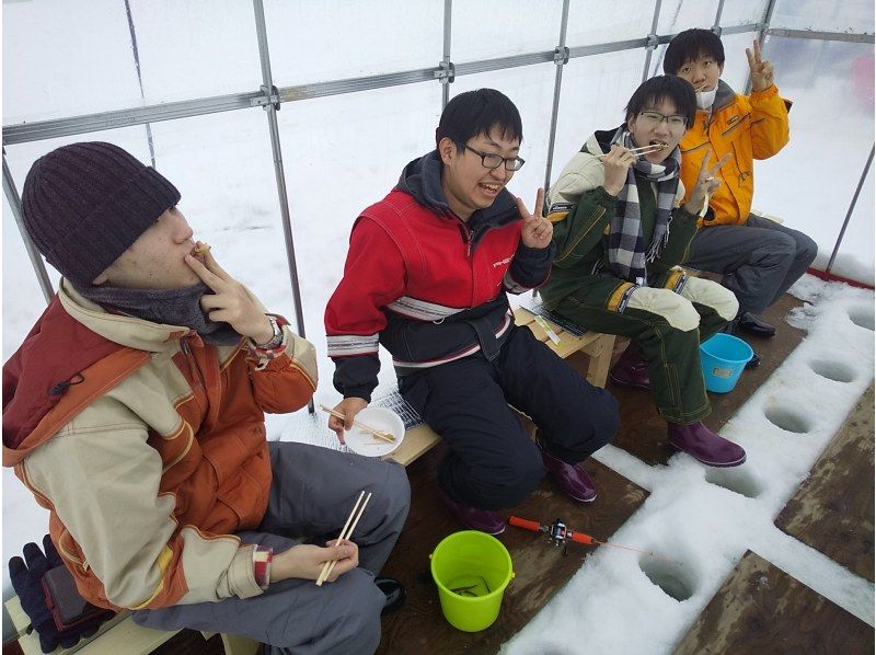 [Hokkaido, Sapporo] Ice fishing for smelt in your own car! Includes tempura! Separate flush toilets for men and women and a warm rest hut! Safe for women and children!の紹介画像